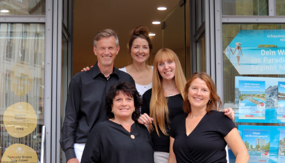Teamfoto5 Personen stehen vor dem Reisebüro Werner